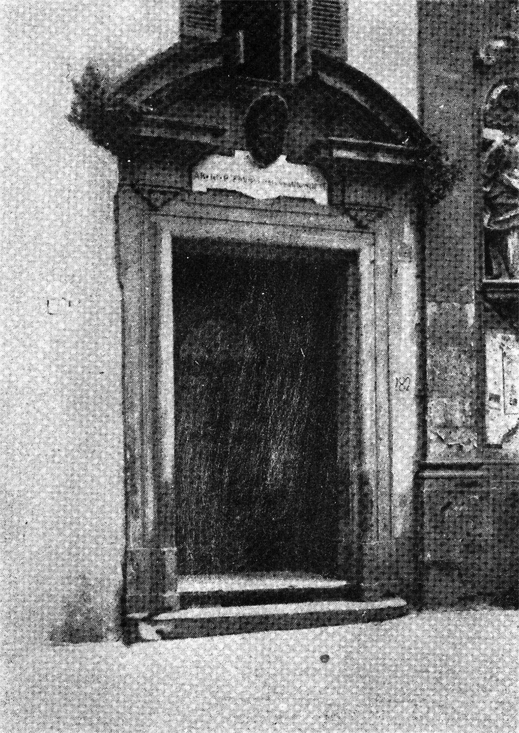 La porta del Conservatorio dei Poveri di Gesù Cristo nella Piazza dei Gerolamini a Napoli, dove Pergolesi perfezionù la sua formazione dal 1723 al 1731.<span></span>The door of the Conservatorio of the Poveri di Gesù Cristo in Piazza dei Gerolamini in Naples, where Pergolesi perfected his training in 1723-1731.